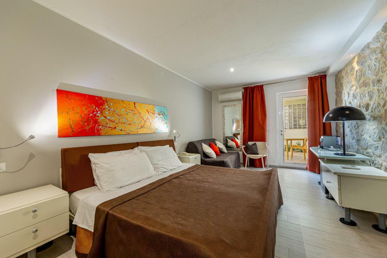 Hotel Residence Hibiscus La Caletta Exterior foto
